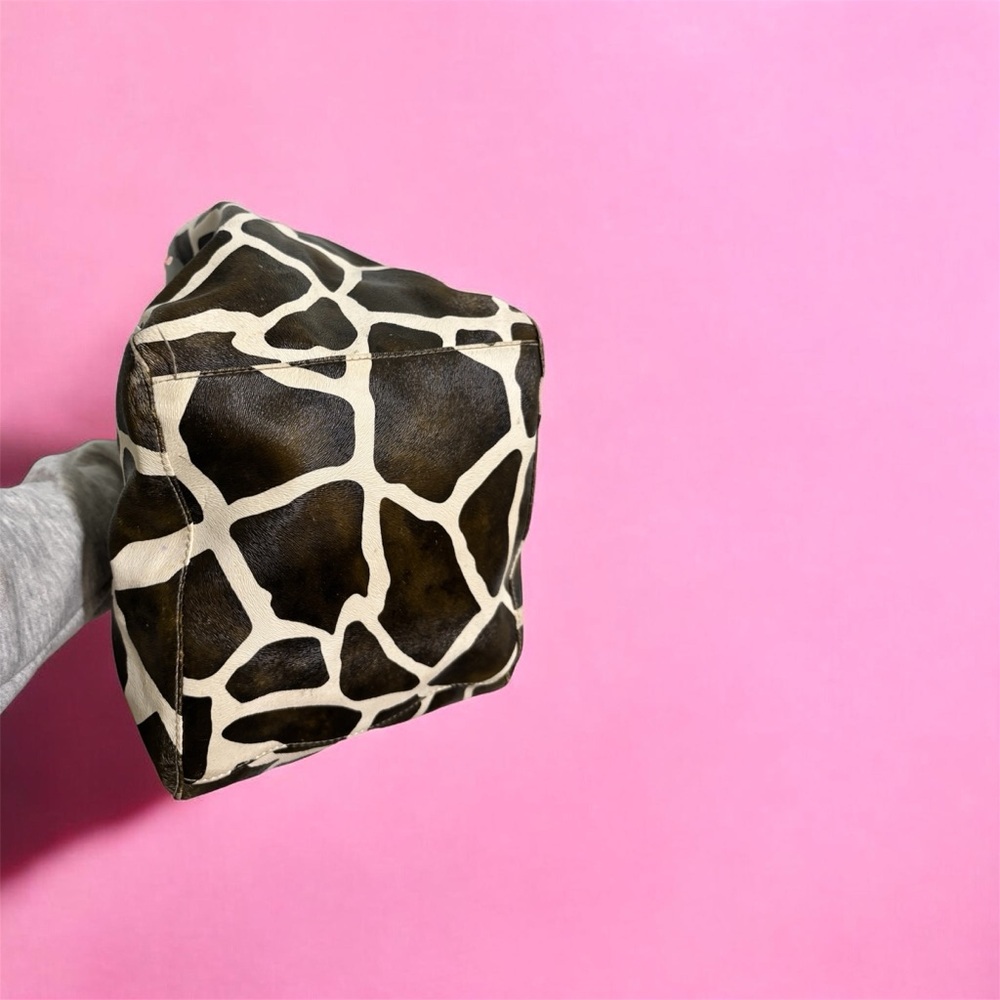 Chic Giraffe Pattern Tote With Black Accents - image 5